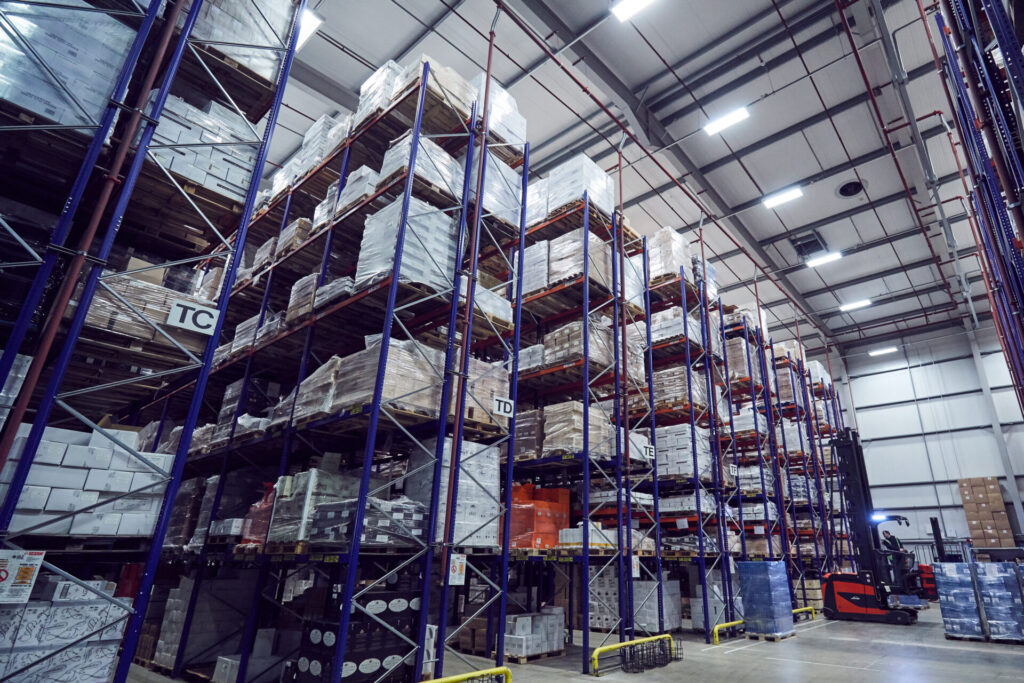 Selective pallet racking system in a warehouse for fast inventory access